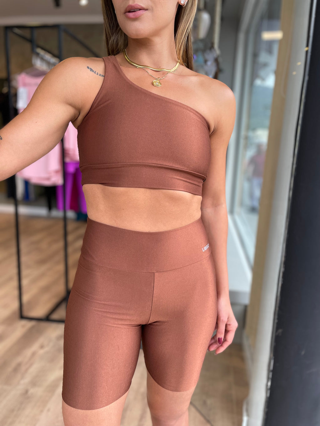 BERMUDA FITNESS CHARM CAPUCCINO COM EFEITO GLOW