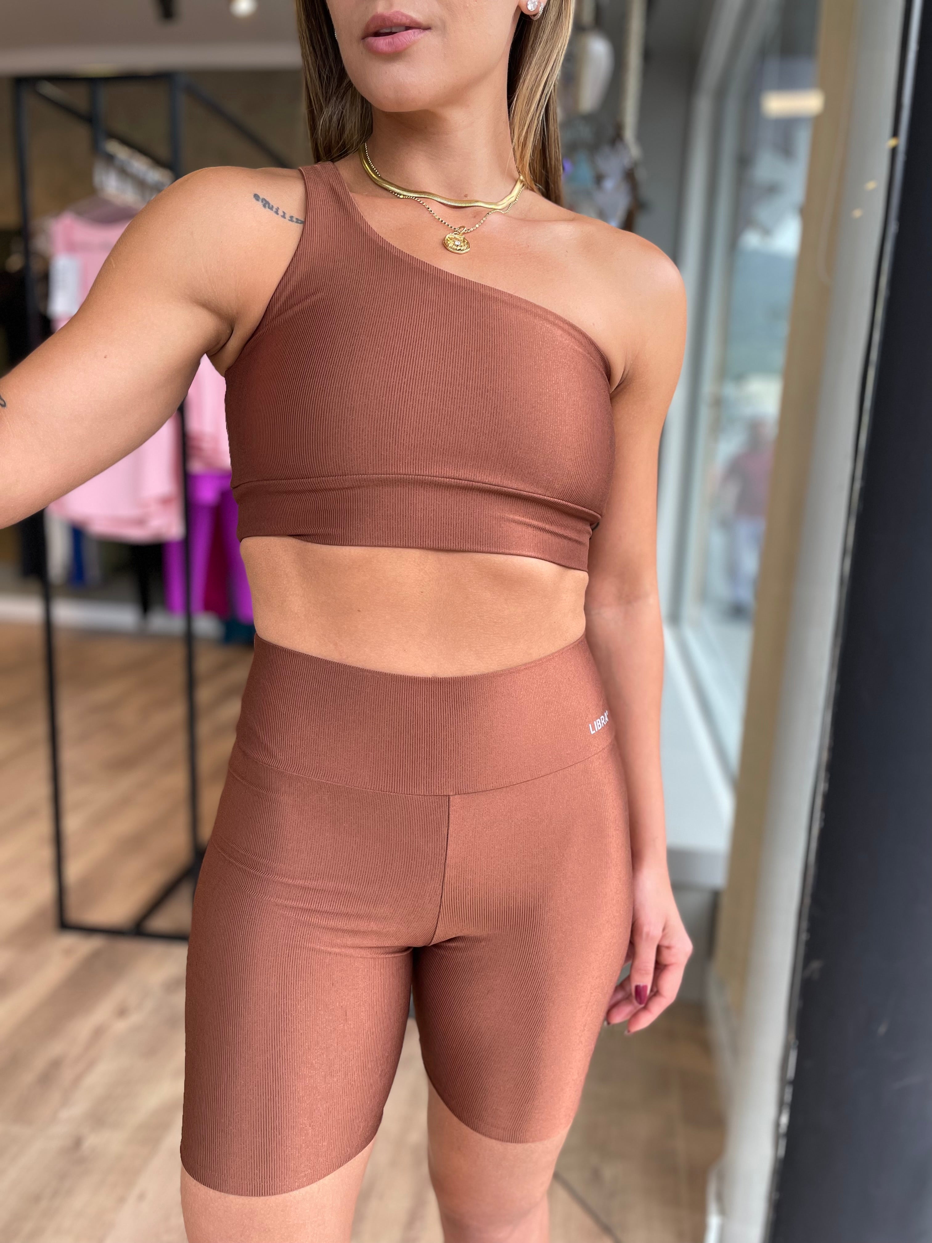 BERMUDA FITNESS CHARM CAPUCCINO COM EFEITO GLOW
