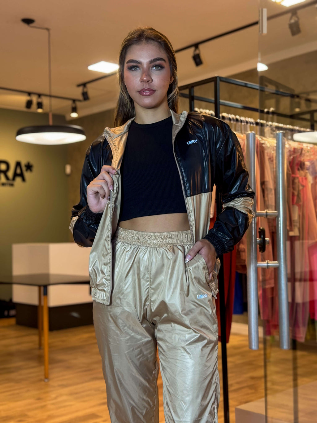 JAQUETA COLOR BLOCK REFLECT NEW PRETO/DOURADO