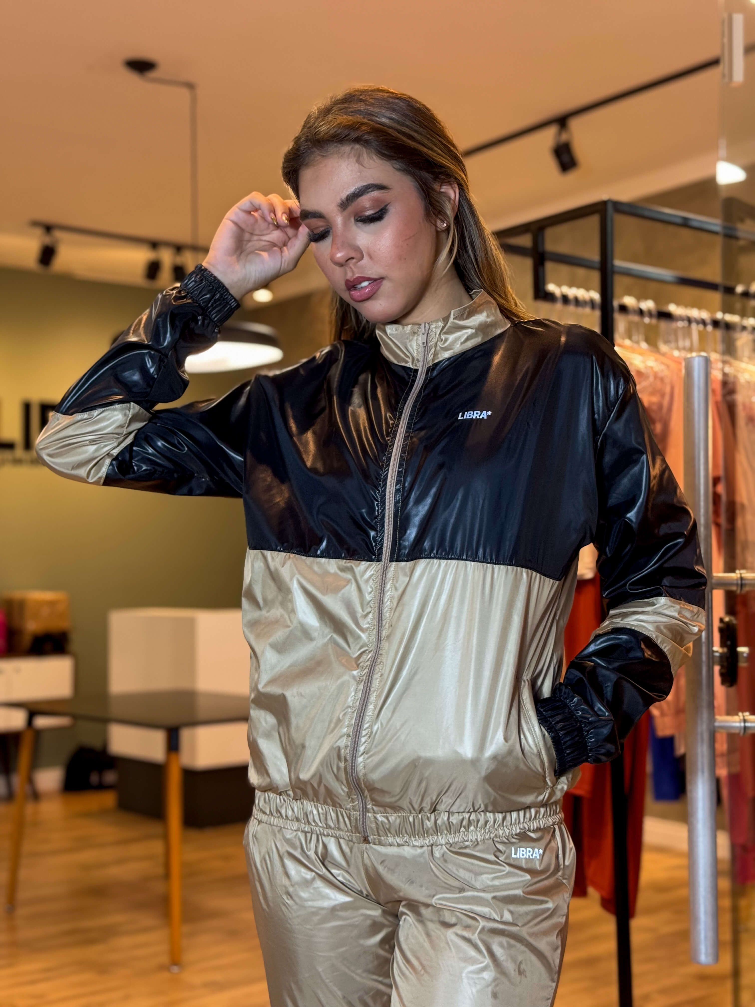 JAQUETA COLOR BLOCK REFLECT NEW PRETO/DOURADO
