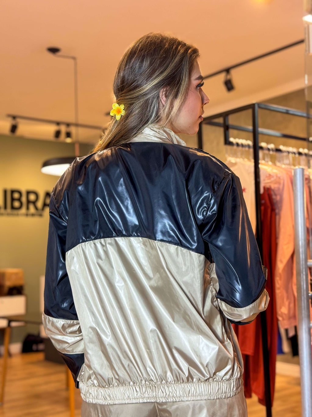 JAQUETA COLOR BLOCK REFLECT NEW PRETO/DOURADO